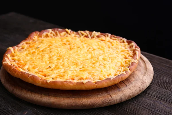 Sabrosa pizza de queso sobre fondo negro —  Fotos de Stock