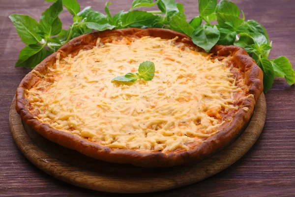 Pizza de queso con albahaca en la mesa de cerca —  Fotos de Stock