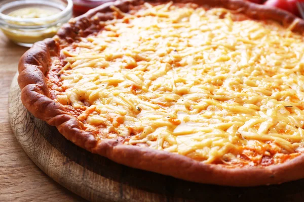 Pizza de queijo saboroso na mesa de perto — Fotografia de Stock