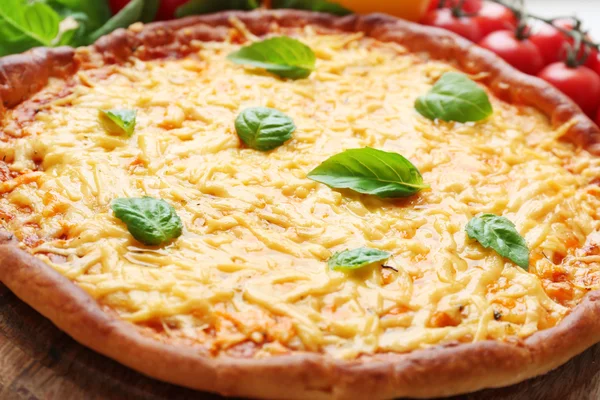 Сирна піца з овочами на столі крупним планом — стокове фото