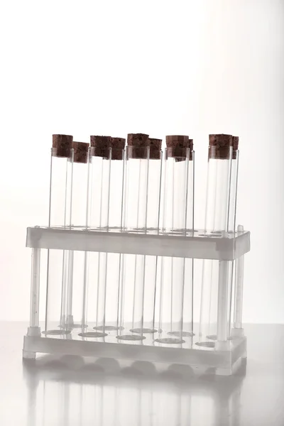 Tubos de ensaio de laboratório vazios isolados a branco — Fotografia de Stock