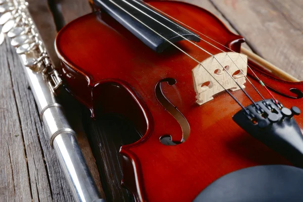 Flauta com violino na mesa close up — Fotografia de Stock