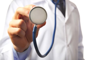 erkek doktor holding stetoskop yakın çekim