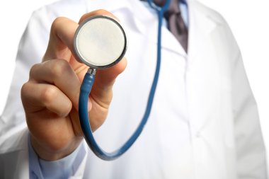 erkek doktor holding stetoskop yakın çekim