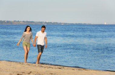 Sahilde güzel genç Çift