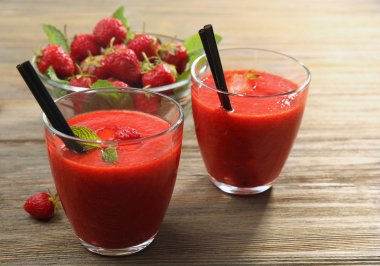 Çilek smoothie çilek ile