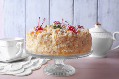 Tereyağı kek kiraz ile