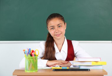 Blackboard yakınındaki sınıfta güzel liseli kızlar