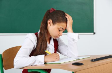 Blackboard yakınındaki sınıfta güzel liseli kızlar