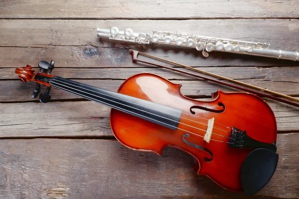 Flauta com violino na mesa close up — Fotografia de Stock