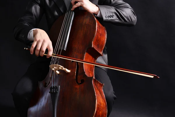 男人玩大提琴 — 图库照片