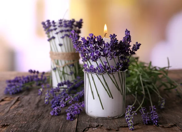 Fiori di lavanda sul tavolo — Foto Stock