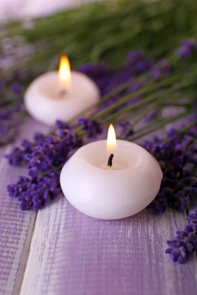 Flores de lavanda na mesa — Fotografia de Stock