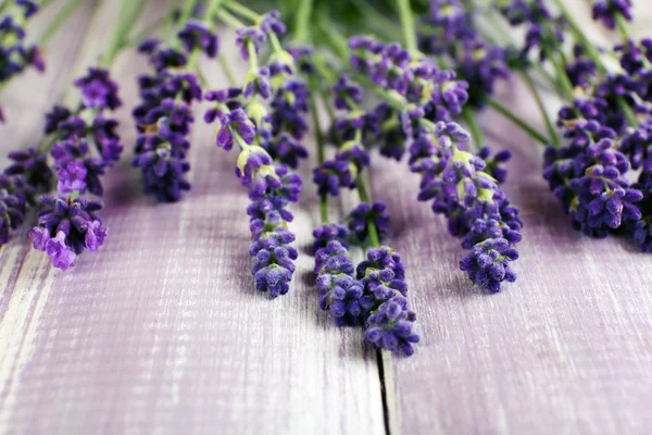 테이블에 라벤더 꽃 — 스톡 사진