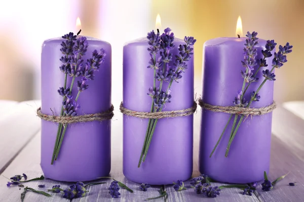 Velas com flores de lavanda — Fotografia de Stock