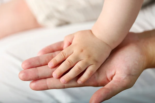 Vuxen och baby händer, närbild — Stockfoto