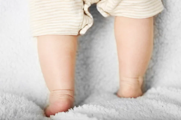 Pies de bebé en manta, primer plano —  Fotos de Stock