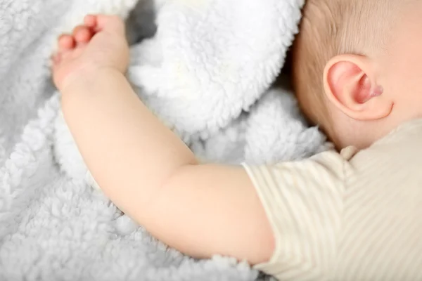 Mão de bebê em cobertor, close-up — Fotografia de Stock