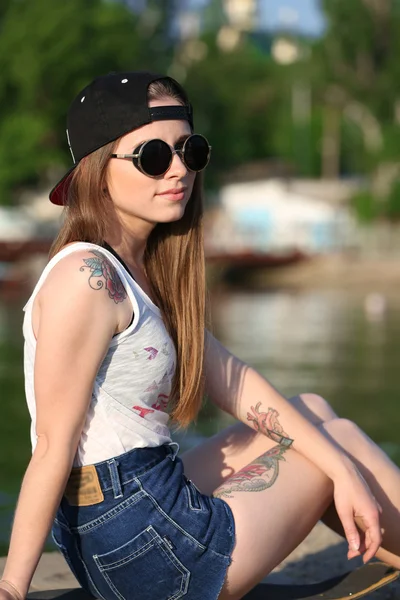 Gyönyörű lány, elegáns smink és a tetovált test, szabadban — Stock Fotó