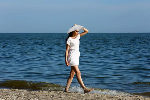 Mujer bonita caminando en la playa — Foto de Stock