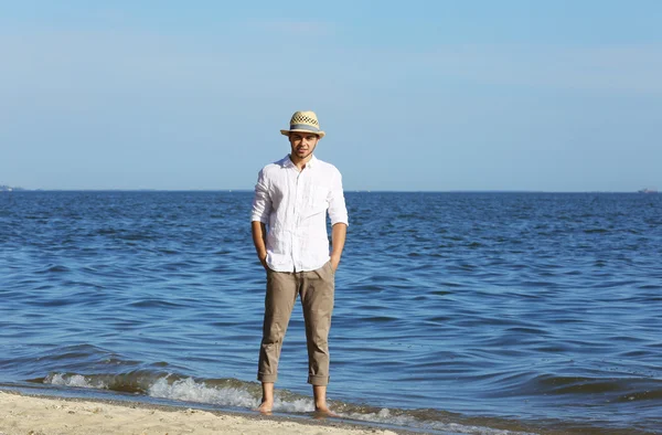 Hombre joven caminando en la playa —  Fotos de Stock