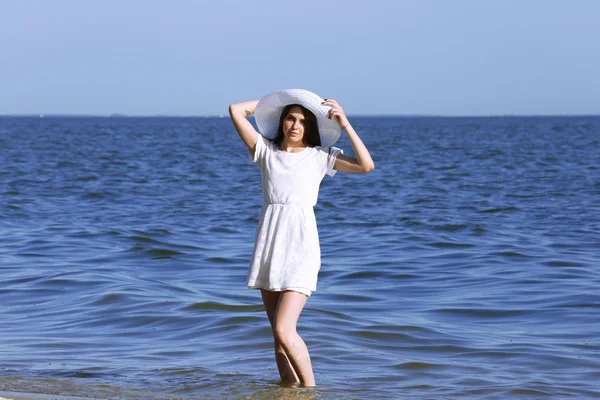 Mulher bonita na praia — Fotografia de Stock