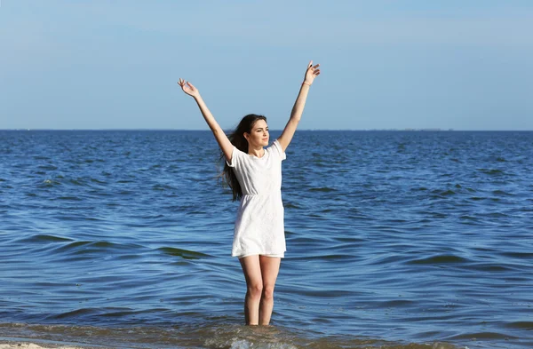 Vacker kvinna på strand — Stockfoto