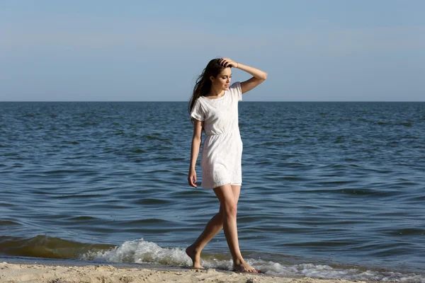 Pretty woman on beach — Zdjęcie stockowe