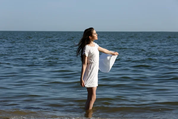 Pretty woman on beach — Stock Photo, Image