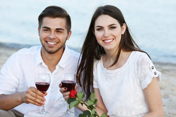 Romantikus időpont, a fiatal pár a strandon — Stock Fotó