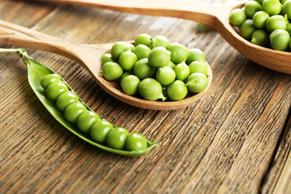 Frische grüne Erbsen — Stockfoto