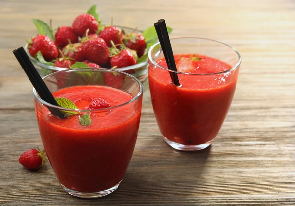 Erdbeer-Smoothie mit Beeren — Stockfoto