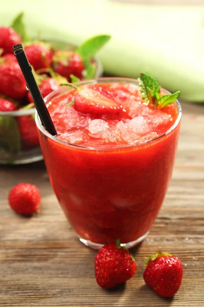 Batido de fresa con bayas —  Fotos de Stock