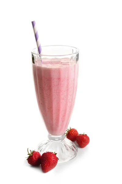 Copo de milkshake com morangos — Fotografia de Stock