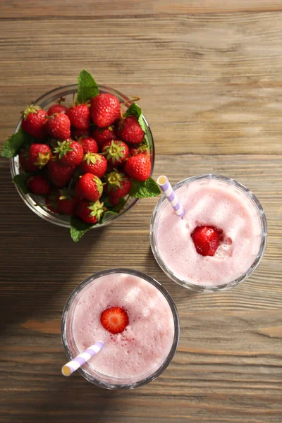 Milkshake with strawberries on table — 图库照片