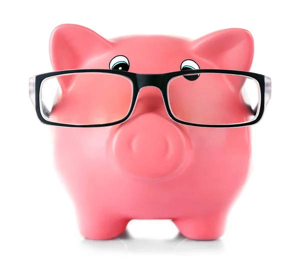 Piggy bank met glazen geïsoleerd op wit — Stockfoto