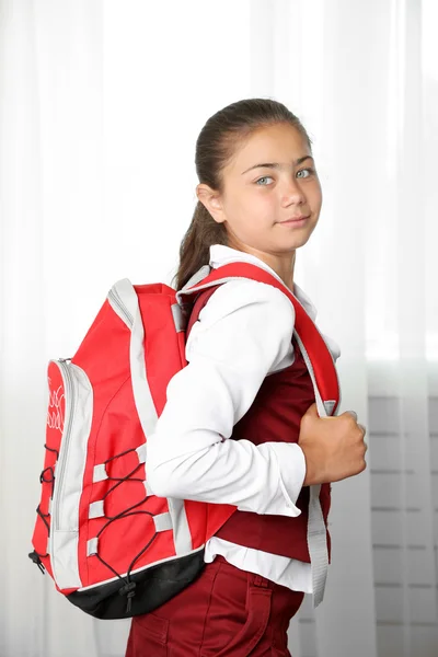 Schönes kleines Mädchen in Schuluniform mit Rucksack — Stockfoto