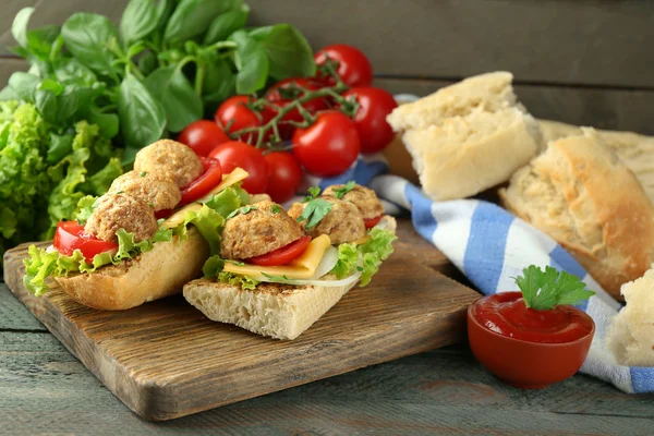 Sandwichs boulettes de viande sur table en bois — Photo