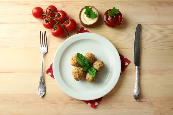 Мясо шарики на тарелке — стоковое фото