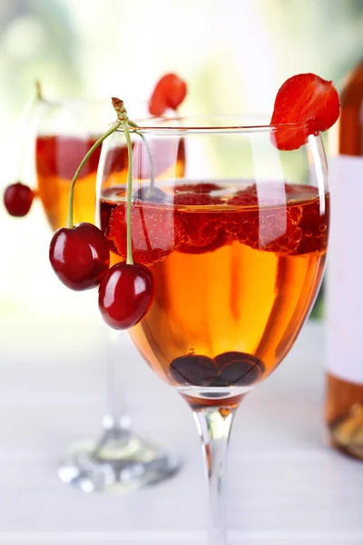Vasos de vino con bayas — Foto de Stock