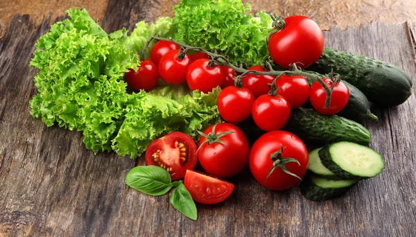 Légumes frais sur fond en bois — Photo