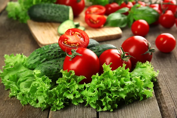 Légumes frais sur table en bois, gros plan — Photo