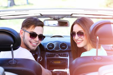 Genç çift Cabriolet, açık havada güzel