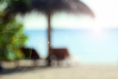 Resort, güzel plajda şezlong bulanık doku