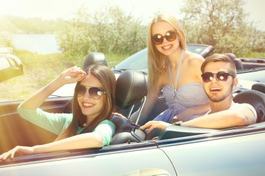 Üç arkadaş Cabriolet, açık havada