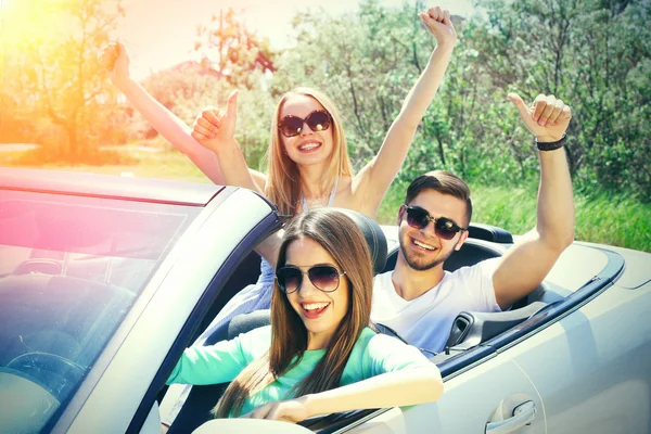 Drei Freunde im Cabrio, im Freien — Stockfoto