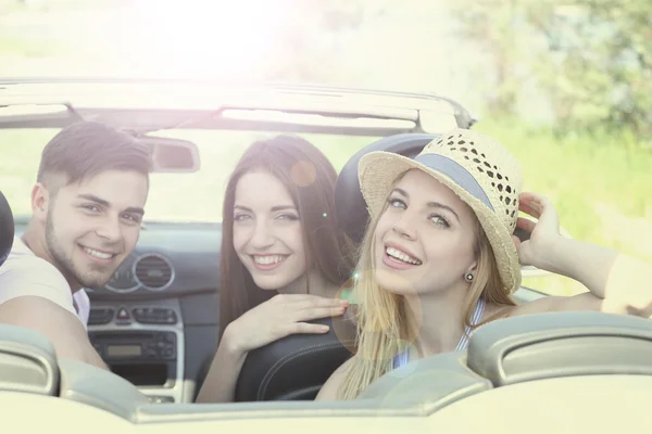 Jovens amigos em cabriolet, ao ar livre — Fotografia de Stock