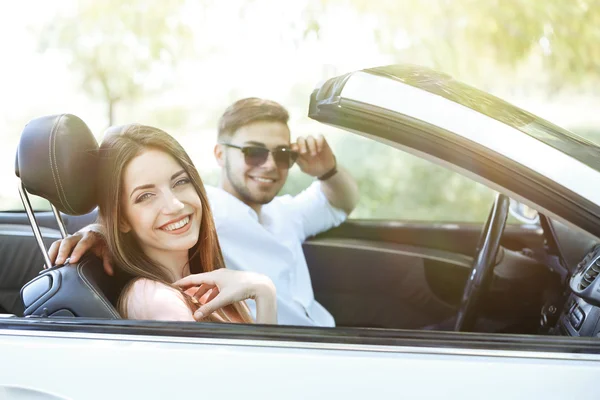 Jeune couple en cabriolet, à l'extérieur — Photo