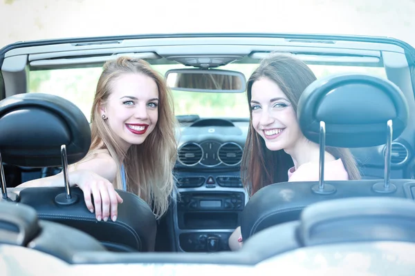 Dwie dziewczyny w kabriolet, na zewnątrz — Zdjęcie stockowe