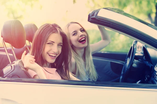 Dos chicas en cabriolet, al aire libre — Foto de Stock